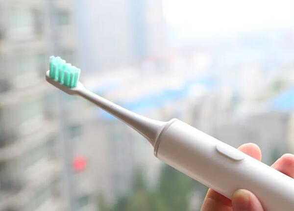 電動(dòng)牙刷會(huì)對(duì)牙齒造成傷害嗎？原來(lái)牙齒受損與這兩者有關(guān)