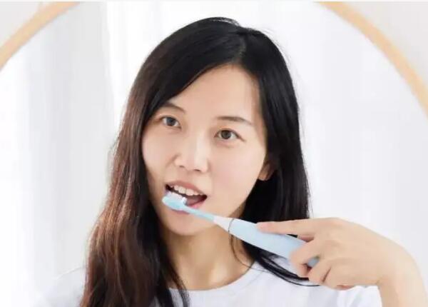 科學(xué)的電動(dòng)牙刷刷牙方式