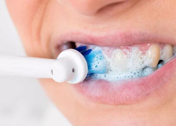 怎樣用電動(dòng)牙刷刷牙？掌握“巴氏刷牙法”，清潔效果更佳！