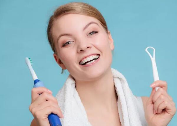 電動(dòng)牙刷怎么刷舌頭？?jī)煞昼娊棠銓W(xué)會(huì)用電動(dòng)牙刷刷牙