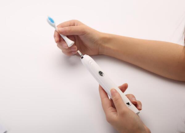 電動(dòng)牙刷多久換一次刷頭合適？電動(dòng)牙刷頭更換周期為三個(gè)月一次