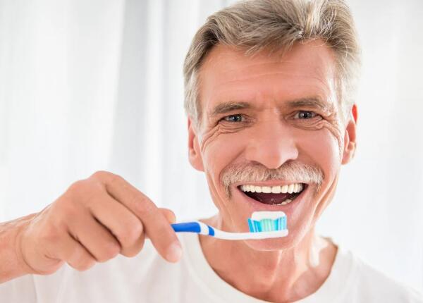 老年人適合用聲波電動(dòng)牙刷嗎？聲波牙刷的三大適用人群