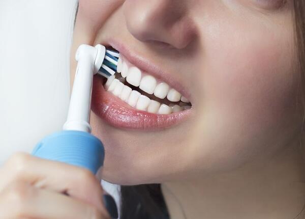 刷頭刷毛軟硬選擇：電動牙刷刷毛軟好還是硬好？