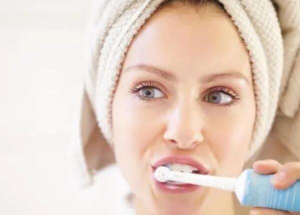 電動(dòng)牙刷當(dāng)手動(dòng)刷干凈嗎？怎么用？