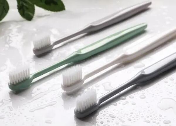 手動(dòng)牙刷刷毛選擇什么材質(zhì)？常見(jiàn)的兩大牙刷刷毛材質(zhì)介紹