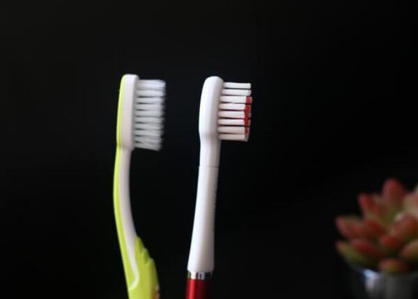 手動(dòng)牙刷怎么選刷毛？選擇正確刷毛類(lèi)型，實(shí)現(xiàn)有效清潔