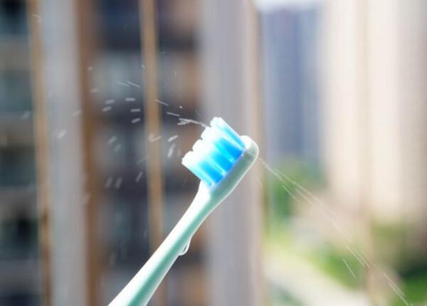 硅膠納米牙刷的正確使用方法 正確使用硅膠納米牙刷大頭步驟